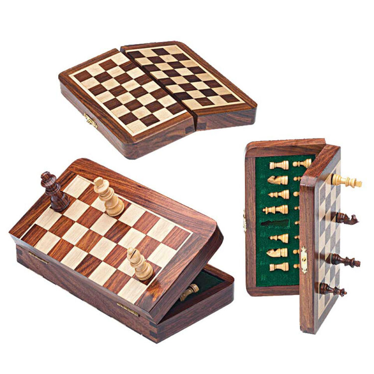 Magnetic folding chess set